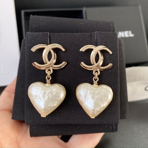 2024 REV CHANEL GOLD CC LOGO HEART SHAPE PEARLS DANGLE EARRINGS - Picture 5 of 11